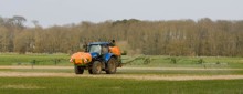 Sachkunde Pflanzenschutz Traktor auf einem Feld