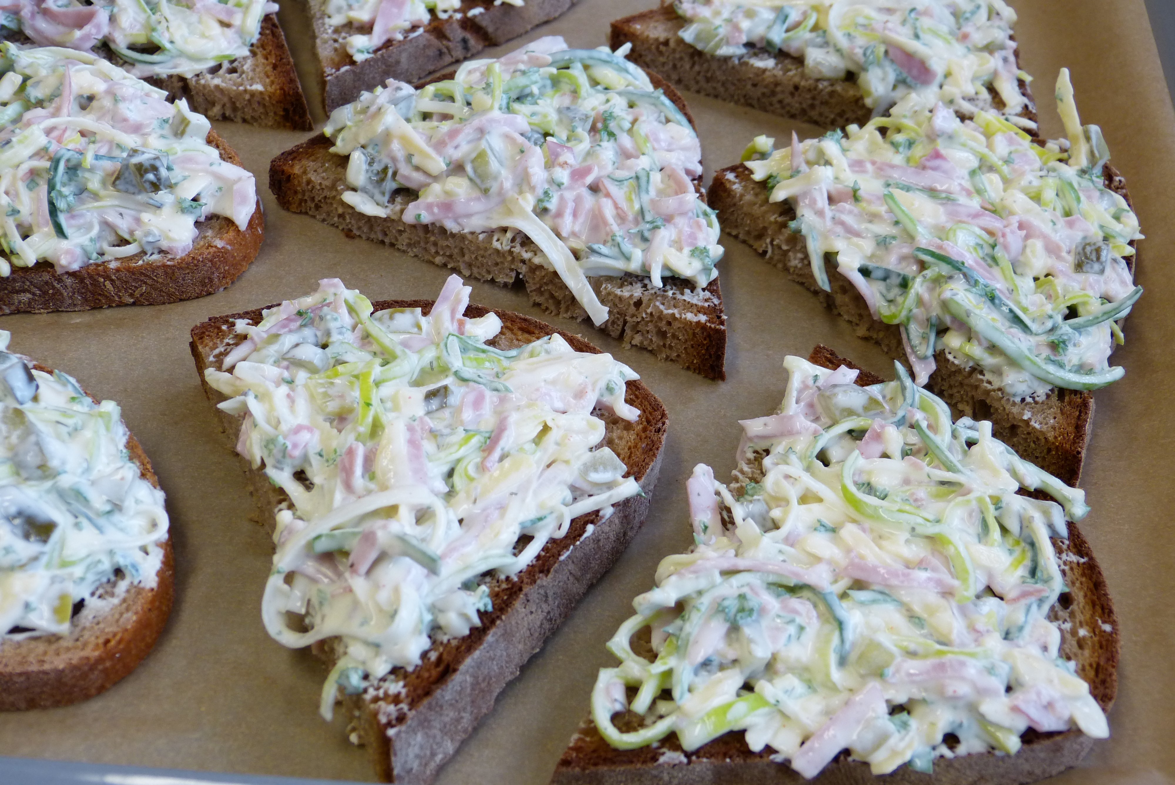 Bild aus einem Workshop des Ernährungszentrums; pikante Schnitten vor dem Backen