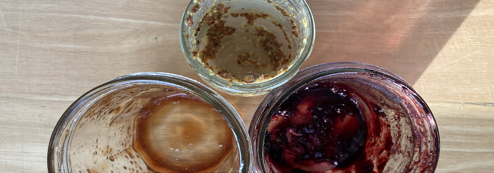 Foto mit 3 leeren Marmeladengläsern