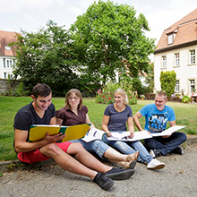 Junge Menschen sitzen draußen