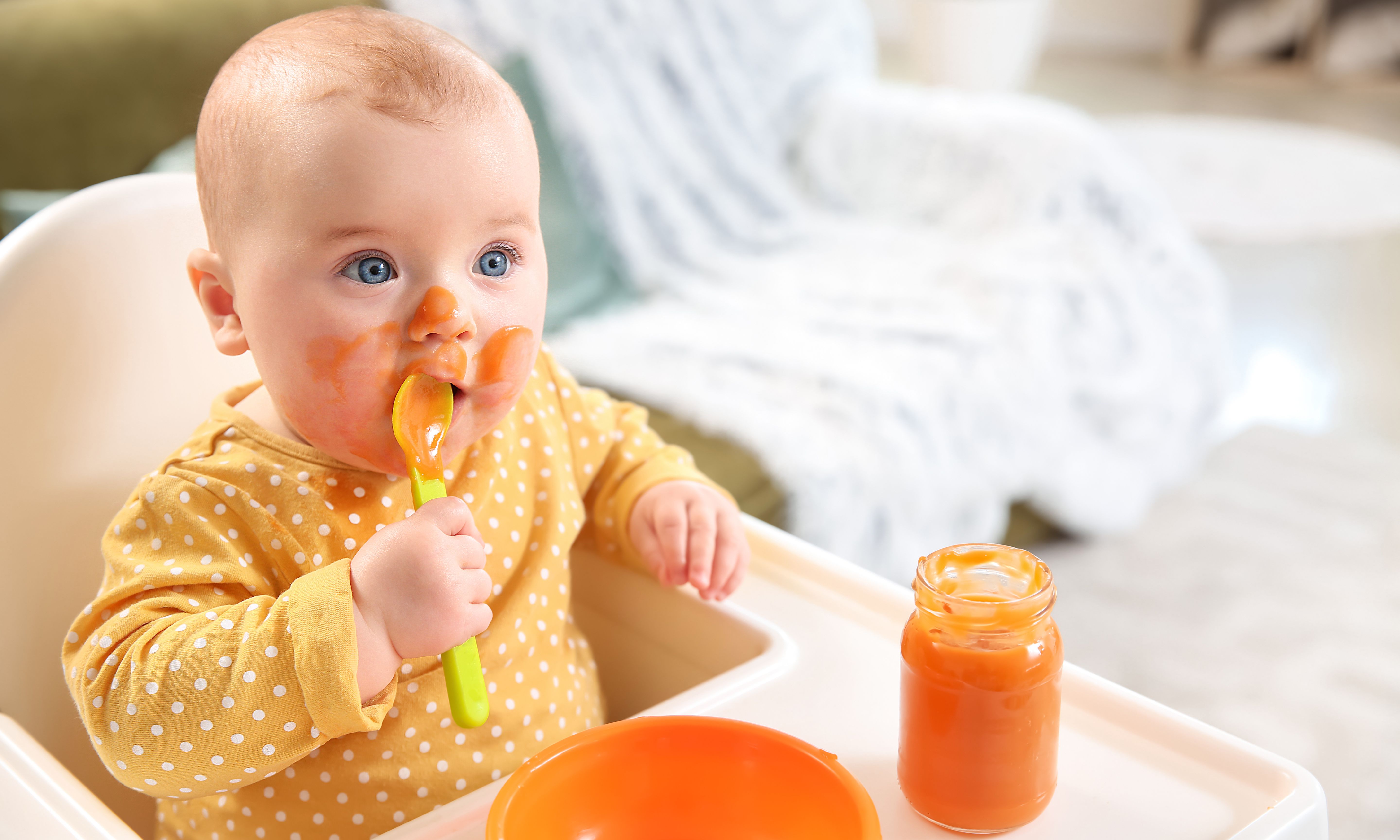 Baby in einem Kindersitz ist Brei