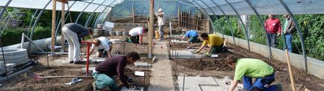 Menschen bauen ein Gewächshaus